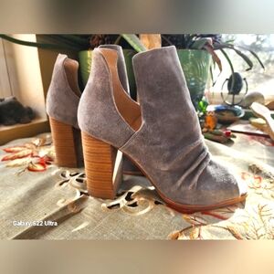 42 GOLD Gray Heeled Boots with V-Cut and Chunky Heel